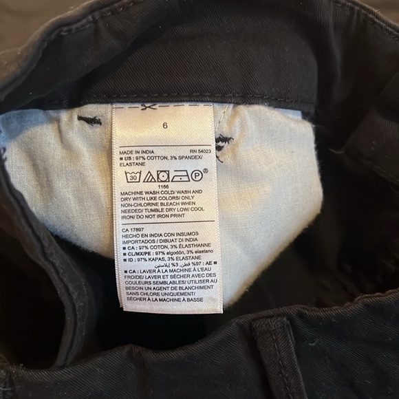 Old Navy Ladies Black Pants Size 6 Excellent condition Inseam 28 in. 16 in waist - Picture 3 of 5